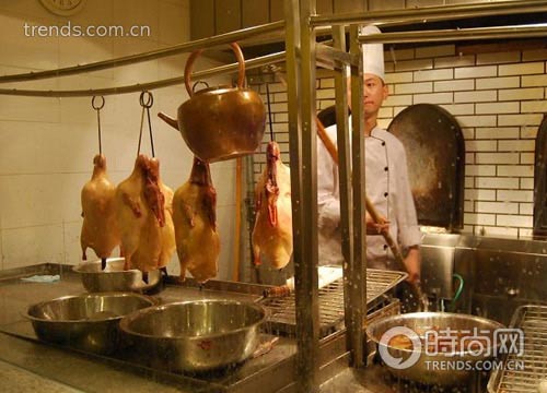 食客们可以看到烤鸭师傅们的烤制过程