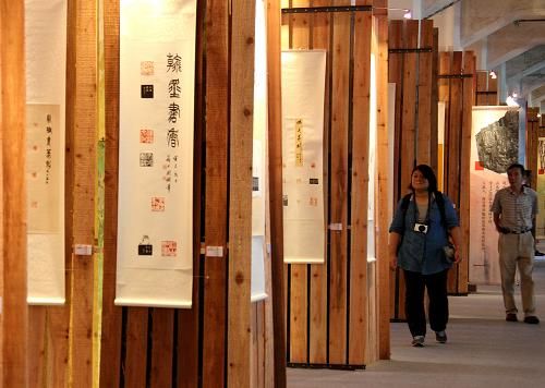 9月4日,参观者在台北文创园区参观“第四届两岸汉字艺术节”作品展览。日前,“第四届两岸汉字艺术节”在台北松山文创园区举行,展出书法、篆刻作品近200件。本届“汉字艺术节”活动包括“一化乾坤 游字林”展览、“两岸汉字设计与应用与学术研讨会”及“汉字艺术沟通交流会”,借汉字艺术的多元面貌,展现中华文化的历史脉络。新华社记者 樊浩宇 摄 “第四届两岸汉字艺术节”在台北举行