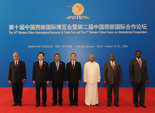 10月16日,第十届中国西部国际博览会暨第二届中国西部国际合作论坛在成都开幕。中国国务院总理温家宝同肯尼亚总理奥廷加(右一)、科特迪瓦总理索罗(右二)、斯里兰卡总理维克拉马纳亚克(右三)、柬埔寨首相洪森(左三)、越南总理阮晋勇(左二)、东帝汶总理夏纳纳(左一)集体合影。 新华社记者李学仁摄
